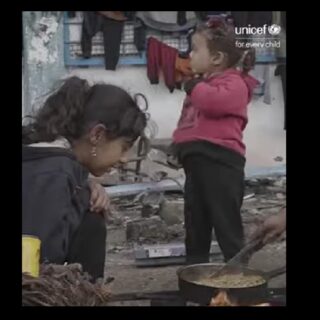 Många barn svälter akut i Gaza, andra äter det sista av ruttnande matförråd. Bild: skärmdump/video från Unicef