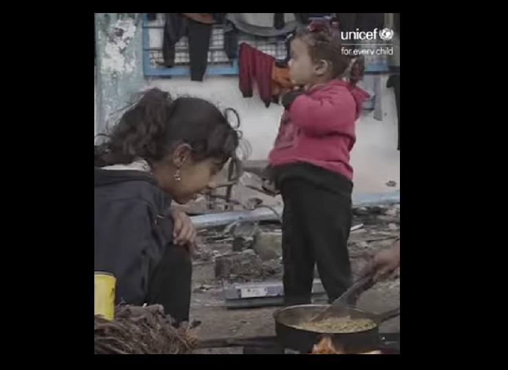 Många barn svälter akut i Gaza, andra äter det sista av ruttnande matförråd. Bild: skärmdump/video från Unicef